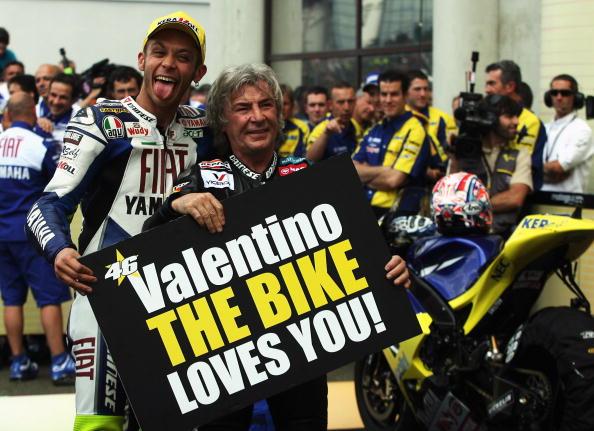 Valentino Rossi bersama dengan Angel Nieto. Copyright: INDOSPORT