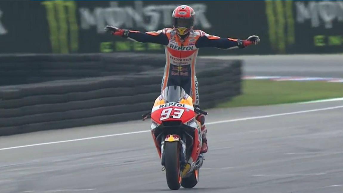 Selebrasi Marc Marquez ketika berhasil menjuarai GP Ceko, 2017. Copyright: Twitter/@crash_motogp