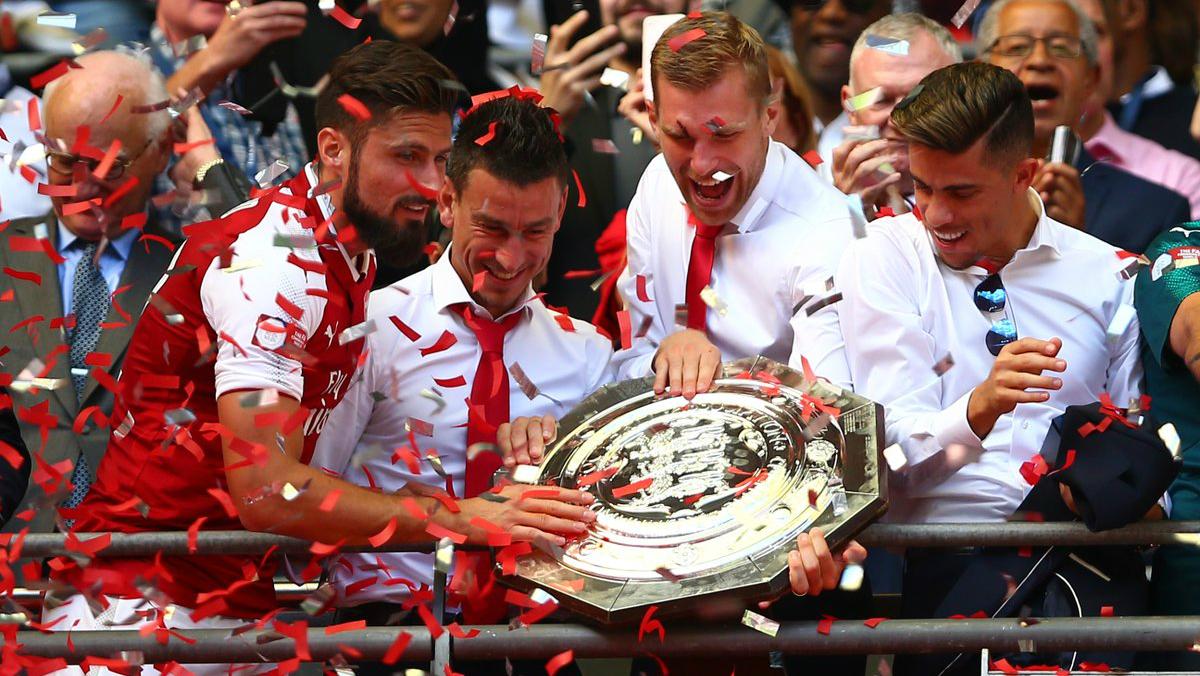 Skuat Arsenal menjuarai Community Shield 2017. Copyright: Twitter/@SquawkaNews