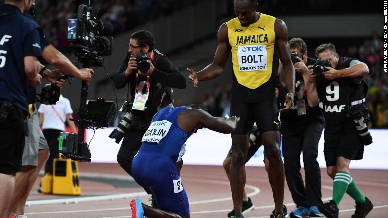Justin Gatlin (kiri) memberikan penghormatan untuk Usain Bolt. Copyright: BBC