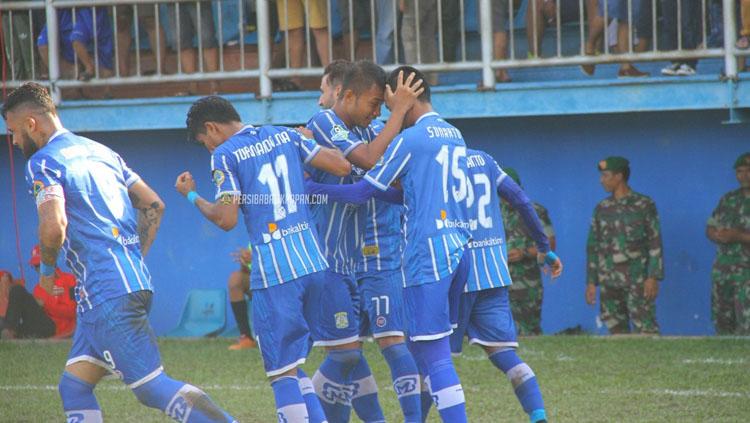 Sunarto (15) melakukkan selebrasi bersama rekan satu timnya. Copyright: Twitter@persibafc_media