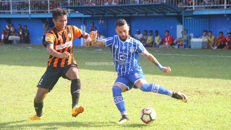 Srdan Lopicic (kanan) menendang bola saat melawan Perseru Serui. Copyright: Twitter@persibafc_media