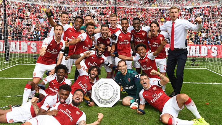 Pose kegembiraan para pemain Arsenal memenangkan trofi Community Shield.