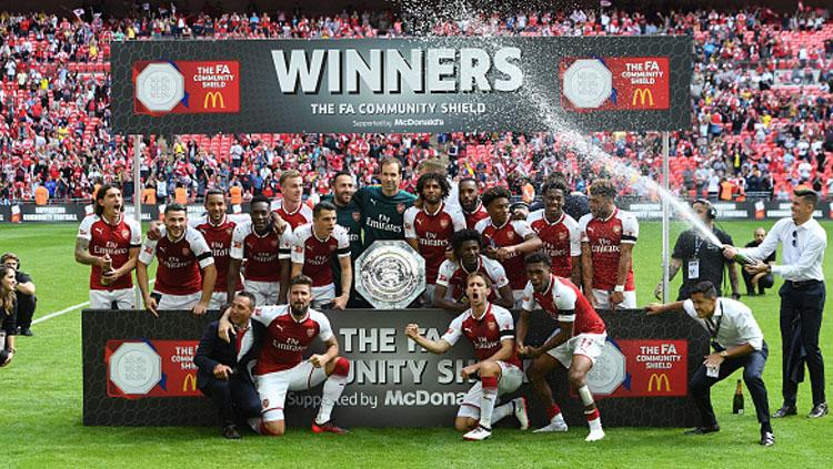 Pemain Arsenal tengah melakukkan selebrasi sebagai juara Community Shield 2017. Copyright: INDOSPORT