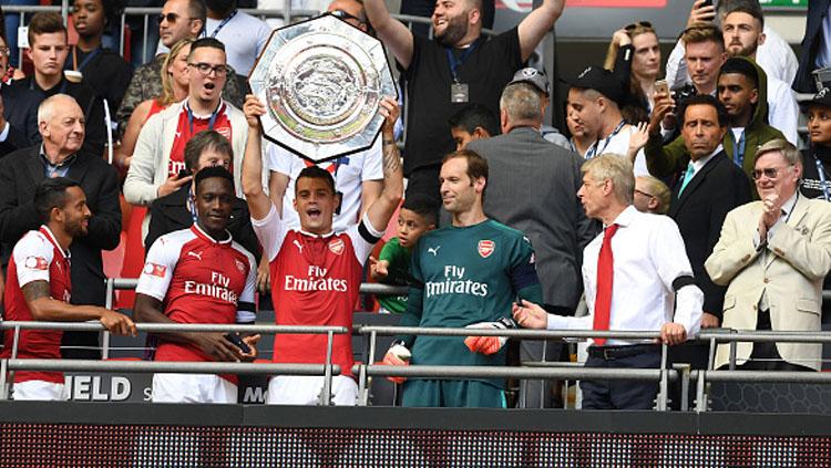 Granit Xhaka mengangkat trofi Community Shield 2017. Copyright: INDOSPORT