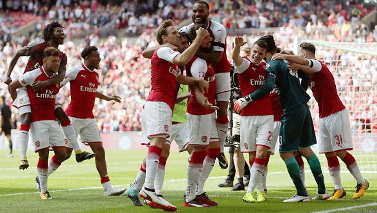 Kegembiraan para pemain Arsenal setelah Olivier Giroud berhasil mengakhiri tendangan penalti dengan mulus. Copyright: INDOSPORT