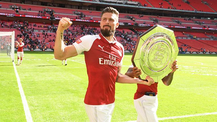 Olivier Giroud mengepalkan tangannya usai berhasil memenangkan trofi Community Shield.