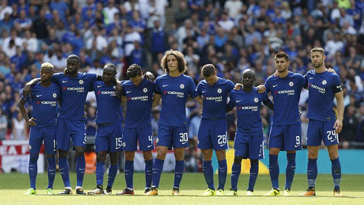 Para pemain Chelsea tampak lesu melihat Thibaut Courtois gagal memasukan bola lewat tendangan penalti. Copyright: INDOSPORT