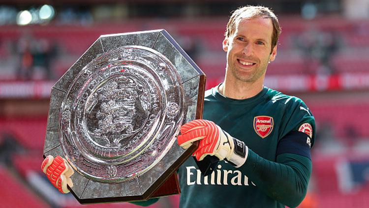Petr Cech dan trofi Community Shield 2017. - INDOSPORT