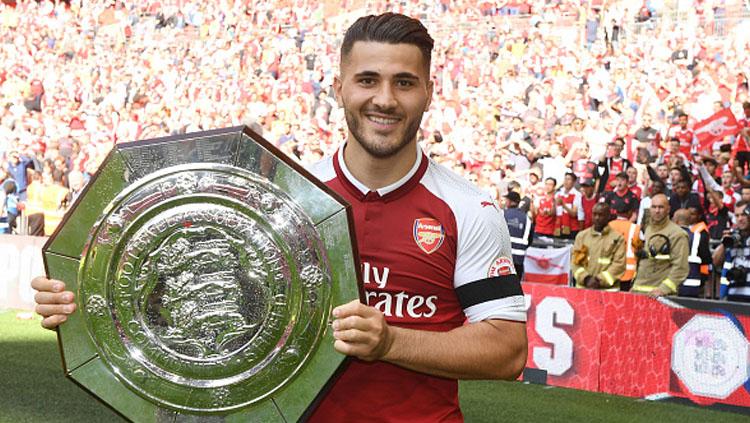 Sead Kolasinac dan trofi Community Shield 2017.