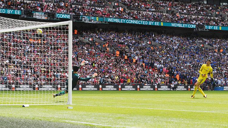 Tendangan Thibaut Courtois melambung ke atas gagal memanfaatkan tendangan penalti.