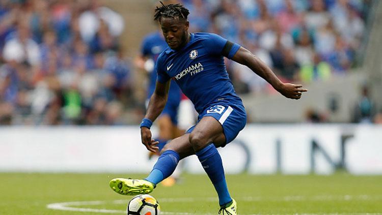 Michy Batshuayi saat mengeksekusi bola.