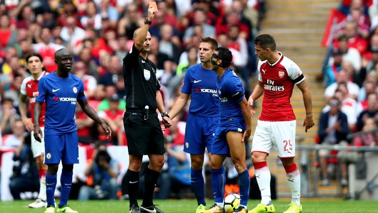 Pedro diganjar kartu merah oleh wasit, Bobby Madley.