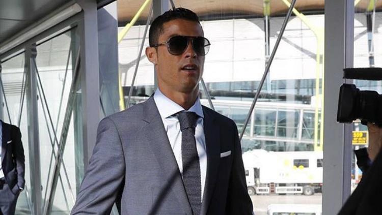 Cristiano Ronaldo tiba di Makedonia bersama skuat Real Madrid. Copyright: Twitter/Cristiano Ronaldo