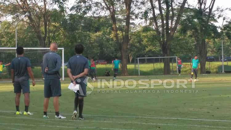 Luis Milla saat memantau TC lanjutan Timnas U-22 jelang SEA Games 2017. Copyright: Indosport/Petrus Manus DaYerrimon