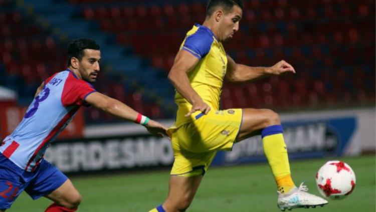 Ehsan Haj Safi (kiri) saat melawan Maccabi Tel Aviv. - INDOSPORT