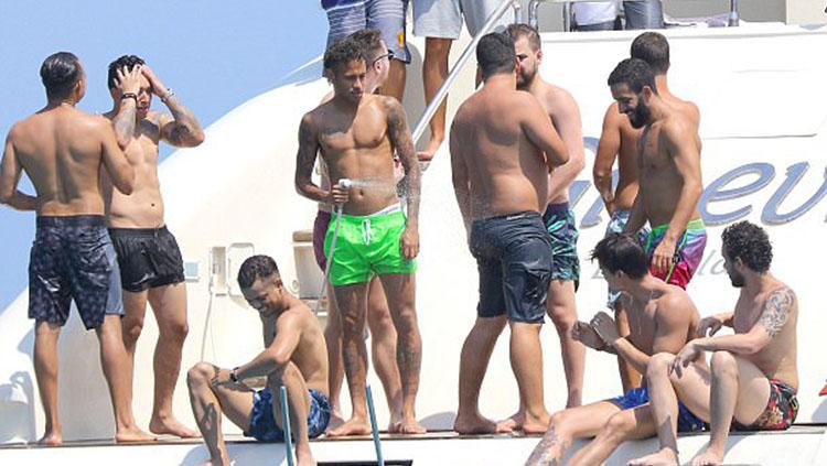Keisengan Neymar saat berlibur bersama teman-teman dekatnya. Copyright: Acaba/Flynet - SplashNews