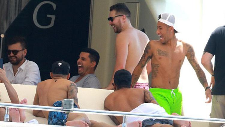 Tawa gembira Neymar saat menikmati waktu liburan bersama sahabatnya di Prancis. Copyright: Acaba/Flynet - SplashNews