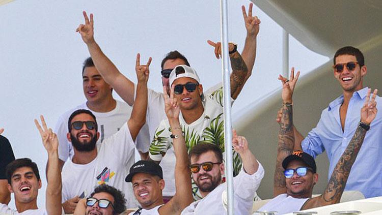 Ekspresi kegembiran Neymar dan sahabatnya di atas sebuah kapal pesiar. Copyright: E-Press/Backgrid
