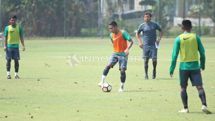 Luis Milla pimpin latihan Timnas U-22.