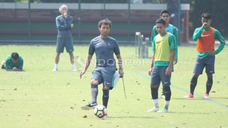 Luis Milla pimpin latihan Timnas U-22.