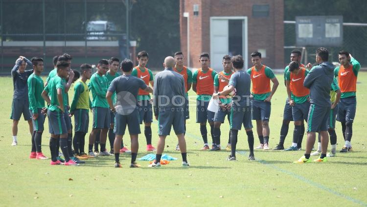 Luis Milla pimpin latihan Timnas U-22.