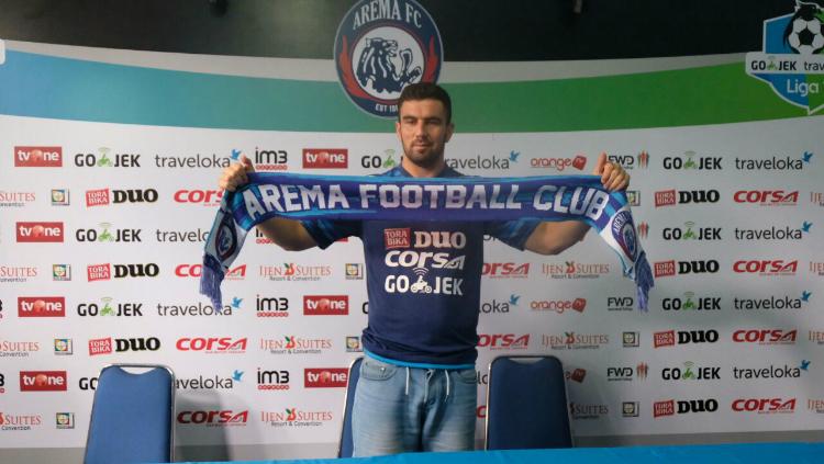 Arema FC resmi memperkenalkan Ahmet Atayew. Copyright: Twitter/Arema FC