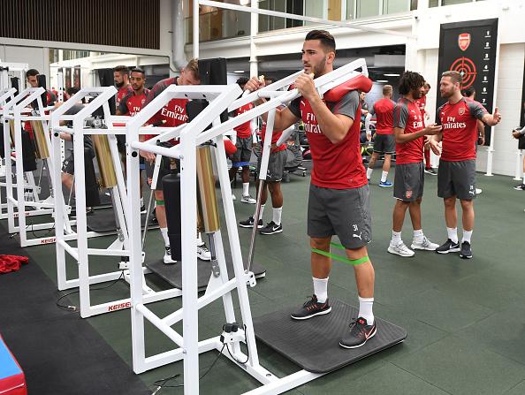 Sead Kolasinac saat latihan di tempat gym bersama Arsenal. Copyright: INDOSPORT