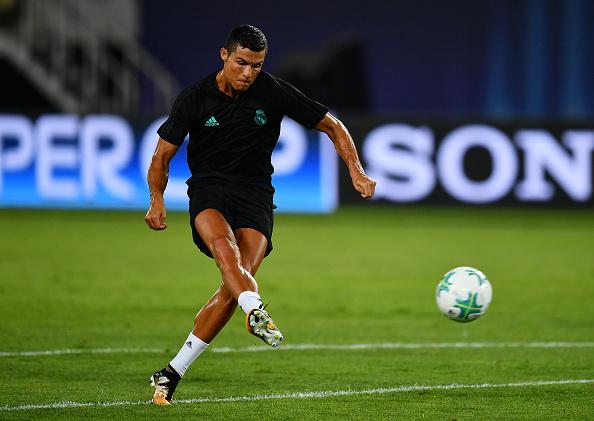 Cristiano Ronaldo saat latihan bersama Real Madrid sebelum melawan Man United. Copyright: INDOSPORT