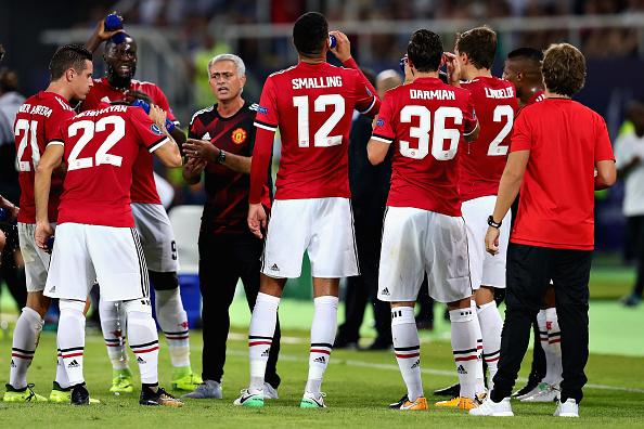Pelatih Man United, Jose Mourinho memberikan arahan kepada tim besutannya saat sedang water break. Copyright: INDOSPORT