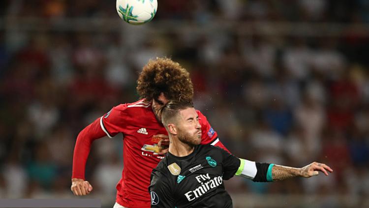 Ups... Sundulan Fellaini Salah Sasaran Copyright: INDOSPORT