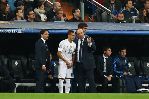 Rafael Benitez (kanan) saat masih di Real Madrid dan memberikan arahan kepada Lucas Vazquez. Copyright: INDOSPORT