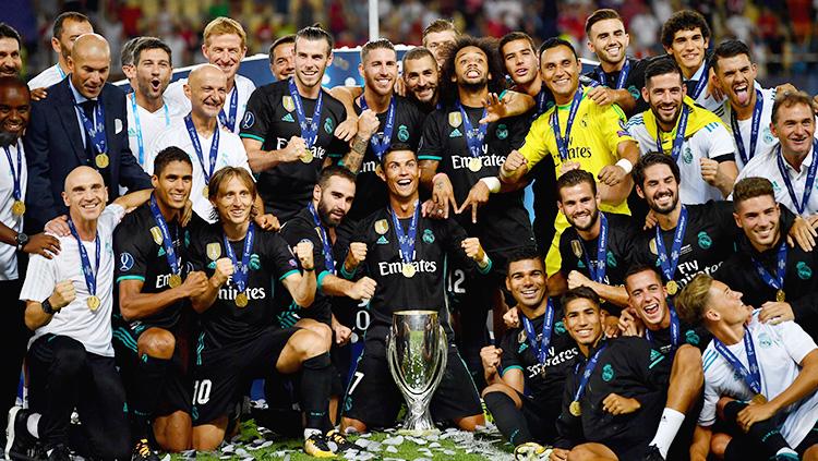 Pose selebrasi pemain dan tim Real Madrid usai memenangkan trofi Piala Super Eropa.