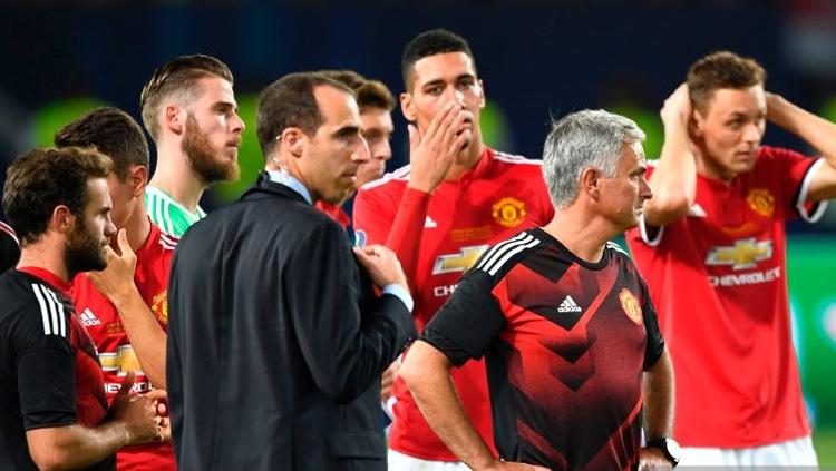Semrawut wajah Jose Mourinho dan para pemainnya. Copyright: INDOSPORT
