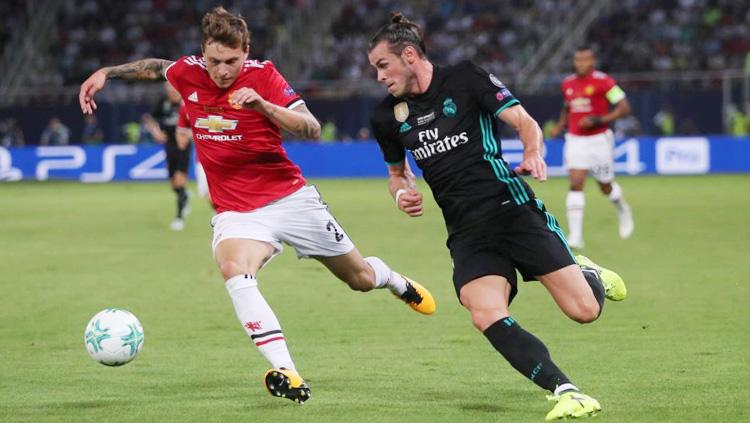 Victor Lindelof (kiri) mendapat kawalan ketat dari Gareth Bale. Copyright: INDOSPORT