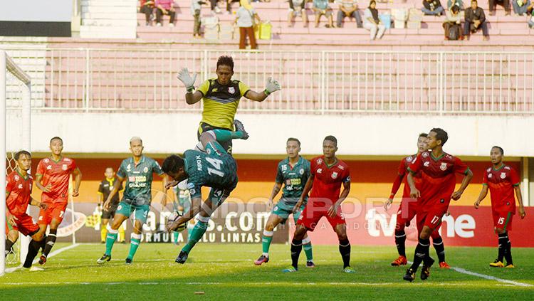 Kiper Persibat Batang berusaha mengamankan bola serangan dari pemain PSS Sleman. Copyright: Prima Pribadi/INDOSPORT