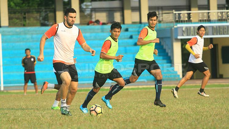 Ahmet Atayev saat berlatih dengan Arema FC. Copyright: Ian Setiawan/INDOSPORT