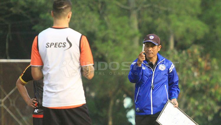 Joko Susilo saat memberikan instruksi kepada Arthur Cunha dkk. Copyright: Ian Setiawan/INDOSPORT