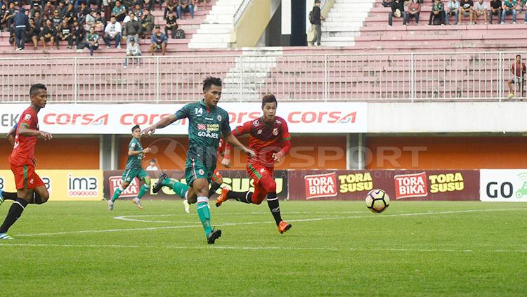 Pemain PSS Sleman berhasil melewati bek Persibat Batang. Copyright: Prima Pribadi/INDOSPORT