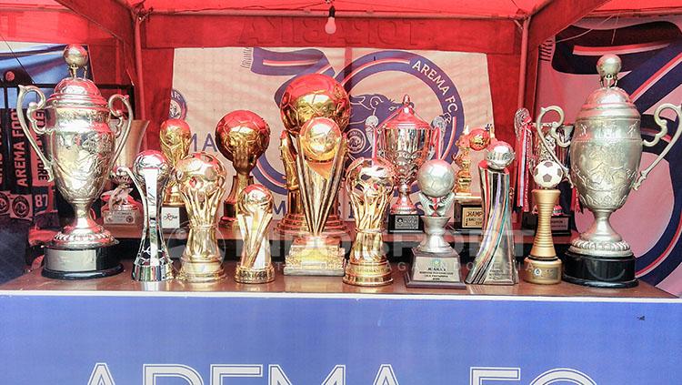 Puluhan piala dijejer di halaman kantor Arema FC. Copyright: Ian Setiawan/INDOSPORT