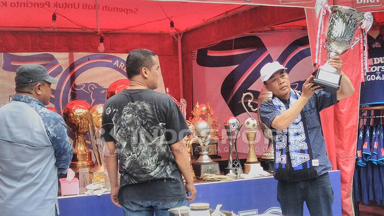 Seorang mantri melakukan ruwatan kepada piala. Copyright: Ian Setiawan/INDOSPORT