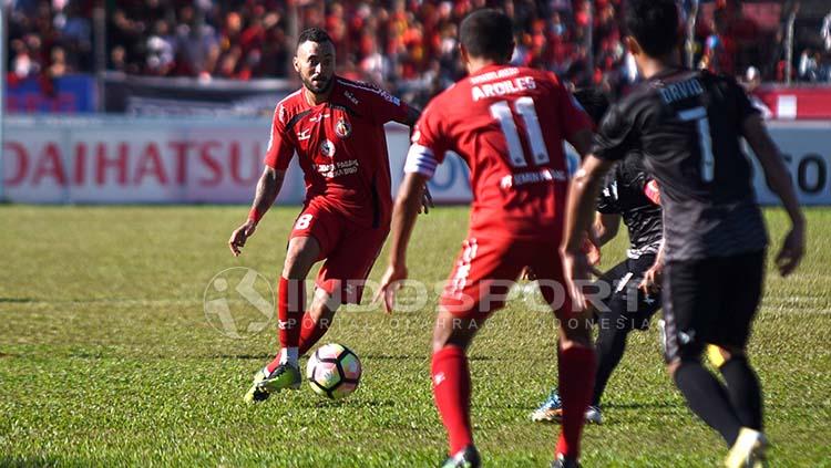 Marcel Silva Sacramento tengah membawa bola. Copyright: Taufik Hidayat/INDOSPORT