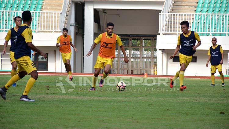 Vendry Mofu dalam sesi latihan. Copyright: Taufik Hidayat/INDOSPORT