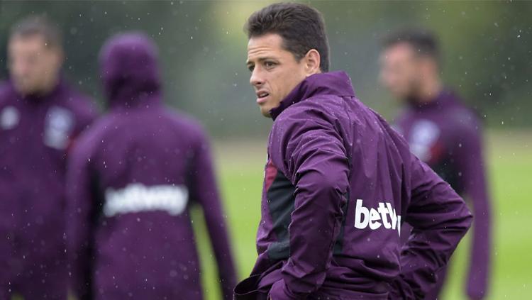 Chicharito di sesi latihan West Ham United. Copyright: Getty Images