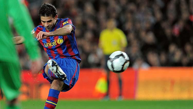 Rafa Marquez mengkesekusi bola saat berseragam Barcelona. Copyright: INDOSPORT