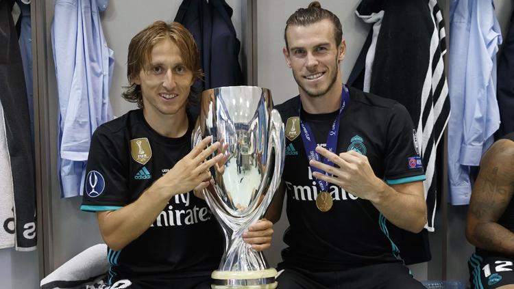 Luka Modrid dan Gareth Bale berpose bersama trofi Piala Super Eropa. Copyright: Getty Images