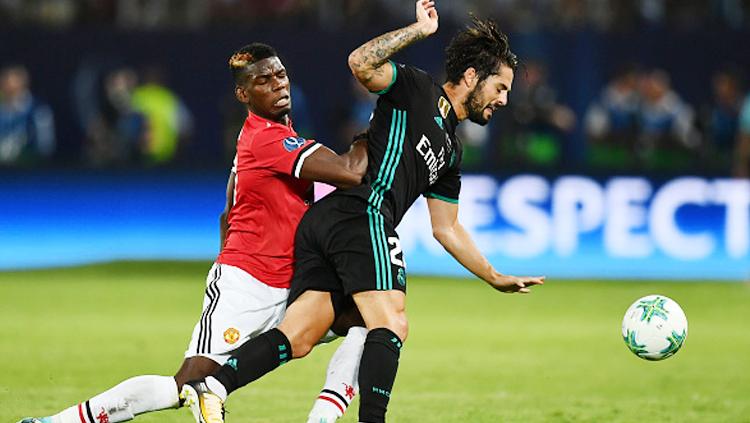 Perebutan bola antara Isco dan Paul Pogba. Copyright: INDOSPORT