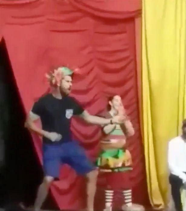 Diego Costa tampak menghibur anak-anak lewat pertunjukan sirkus. Copyright: Twitter/Globoesportercom