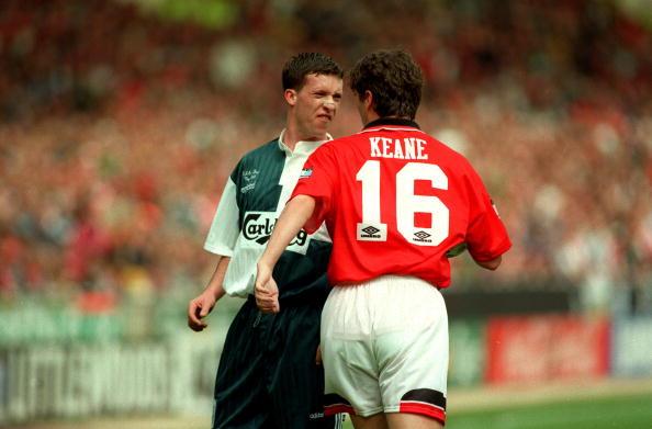 Roy Keane ketika beradu mulut dengan legenda Liverpool, Robbie Fowler. Copyright: INDOSPORT