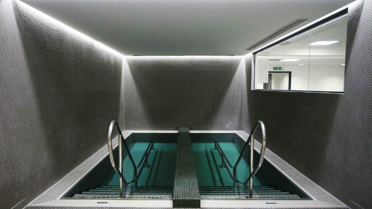 Kolam hydrotherapy di ruang ganti Man City. Copyright: Twitter/Manchester City